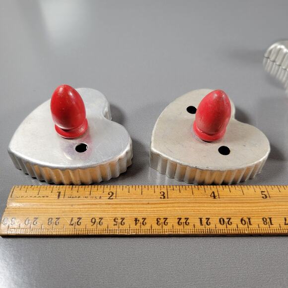 Vintage Metal Cookie Cutters with Handles Lot of 9 - Hearts, Stars, Animals - Picture 14 of 16